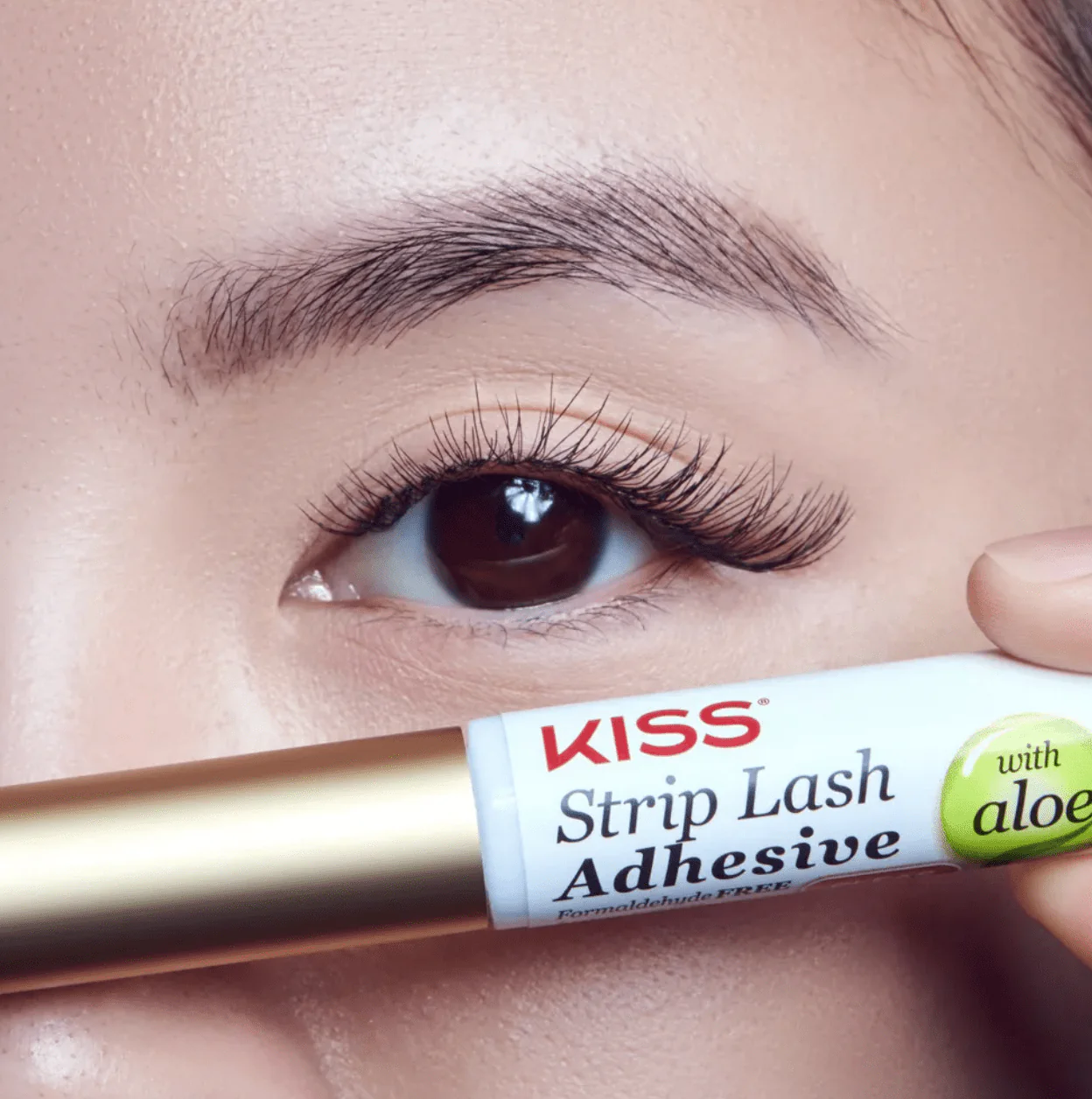 KISS Brush-On False Eyelash Adhesive Clear – 0.17oz - Image 3